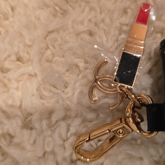 Chanel Black and Gold Key Holder with Red Accent - Picture 2 of 7